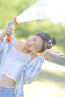 女人厥着的光屁股图片